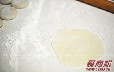 韭菜盒子家常做法大全步骤图8