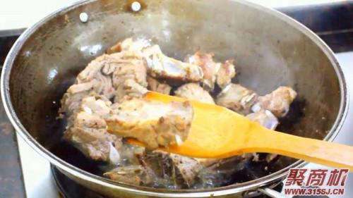 土豆烧排骨家常做法大全步骤图4