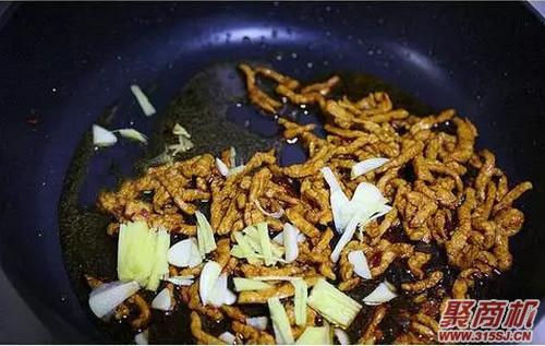 芹菜炒肉家常做法大全步骤图6