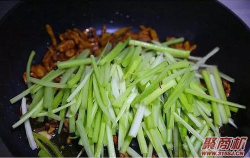 芹菜炒肉家常做法大全步骤图7