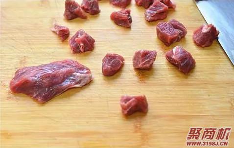 蒜香牛肉粒家常做法大全步骤图1