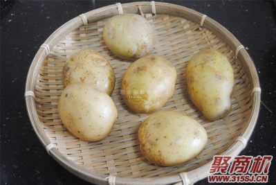 孜然狼牙土豆家常做法大全步骤图1