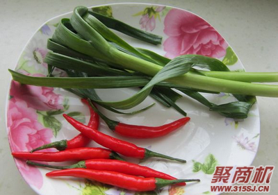 酸菜炒肉皮家常做法大全步骤图1