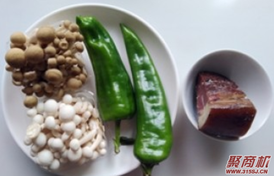 青椒双菇炒腊肉家常做法大全步骤图1