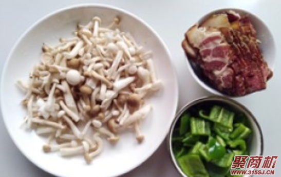 青椒双菇炒腊肉家常做法大全步骤图2