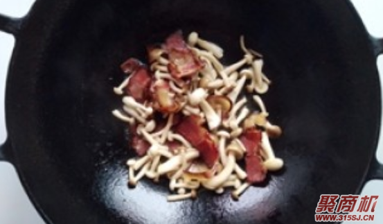 青椒双菇炒腊肉家常做法大全步骤图6