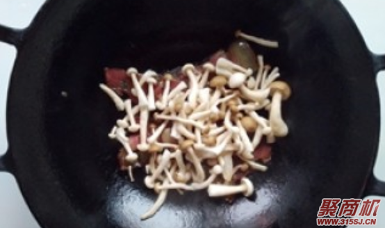 青椒双菇炒腊肉家常做法大全步骤图5