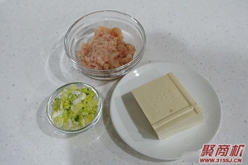 豆腐鸡肉饼家常做法大全步骤图1