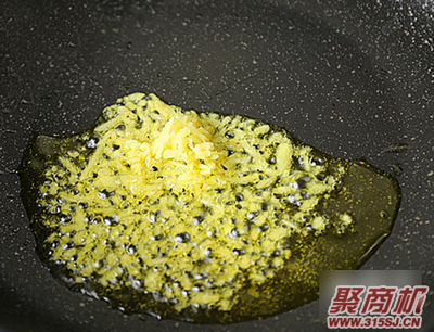 双椒爆鲜鱿家常做法大全步骤图2