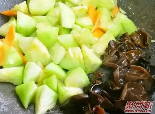 丝瓜豆腐木耳汤家常做法大全步骤图5