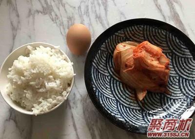 辣白菜炒饭家常做法大全步骤图1