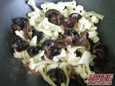 菜花木耳炒腊肉家常做法大全步骤图5