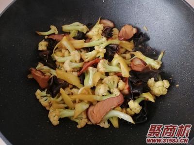 菜花木耳炒腊肉家常做法大全步骤图7