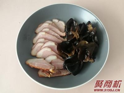 菜花木耳炒腊肉家常做法大全步骤图2