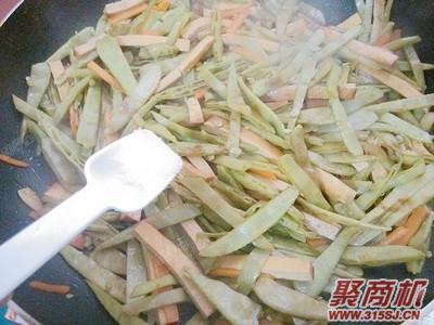 胡萝卜香干炒扁豆家常做法大全步骤图9