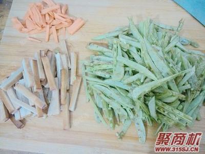 胡萝卜香干炒扁豆家常做法大全步骤图1