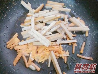 胡萝卜香干炒扁豆家常做法大全步骤图4