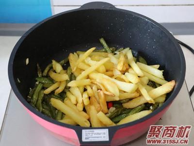 土豆烧豆角家常做法大全步骤图6
