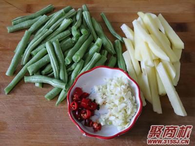 土豆烧豆角家常做法大全步骤图2