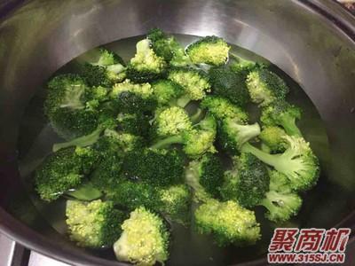 西兰花炒鸡肉家常做法大全步骤图2