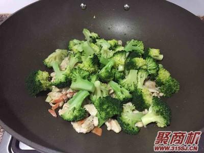 西兰花炒鸡肉家常做法大全步骤图6