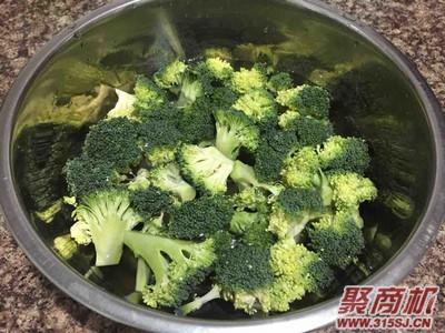 西兰花炒鸡肉家常做法大全步骤图1