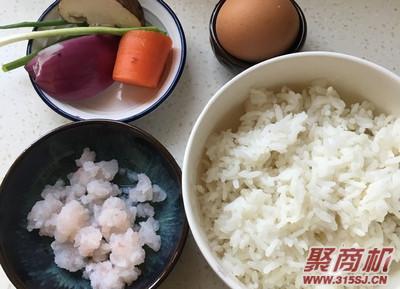 五彩虾仁炒饭家常做法大全步骤图1