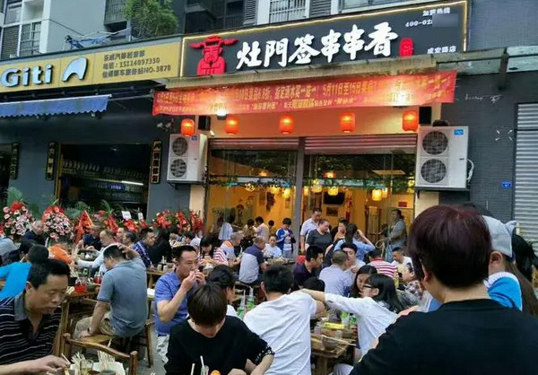 串串香加盟店适合开在什么地方?灶门签串串香怎么选址?_2