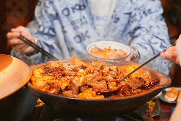 牛杂煲+炭炉CP，五一美食搭子：解锁年轻人的烟火气社交密码
