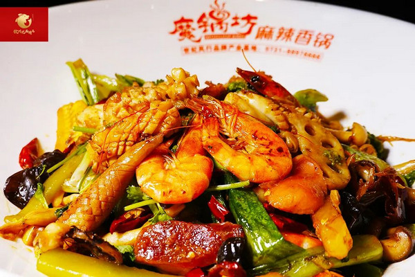 魔锅坊麻辣香锅：一锅揽尽川湘魂，解锁舌尖上的“混搭美学”