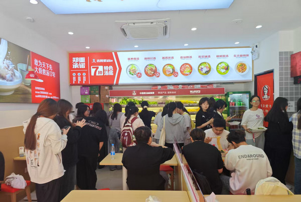 吉阿婆麻辣烫加盟店赚钱吗_1