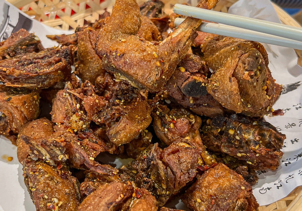香酥鸭货摆摊推广时如何与顾客互动？